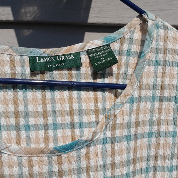 Lemon Grass Studio Cream and Blue Buttoned Fitted Sleeveless Tank Top - Picture 2 of 3